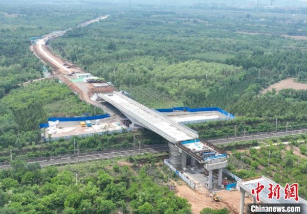 恒富配资 7000吨巨梁空中转体 北京延庆南山环线跨铁工程精准完工